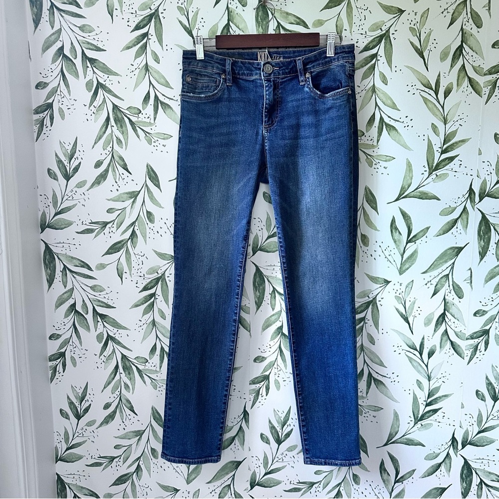 Kut from the Kloth Katy Boyfriend Jeans. Size 6. Dark Wash.